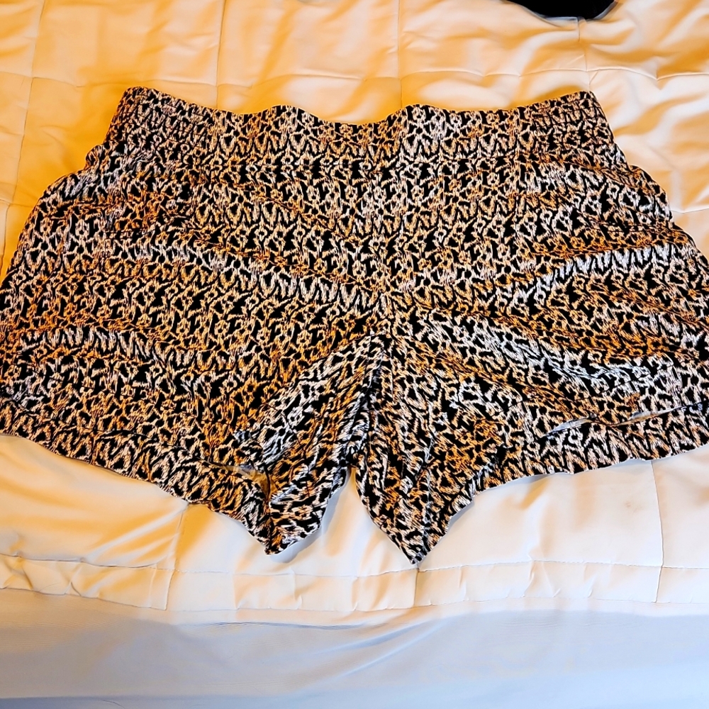 White and black patterned shorts from Lane Bryant,  size 18/20, 5 inch inseam.